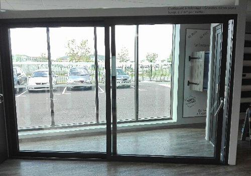 Portes et vitrine de magasins
